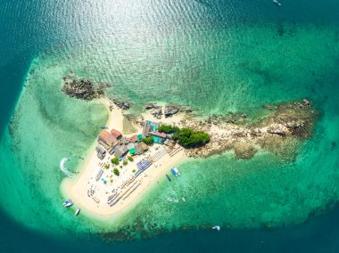 Phang Nga Tayland 'daki Koh Khai Adası' ndaki güzel tropikal kumlu plaj manzarası inanılmaz küçük adanın insansız hava görüntüsü.