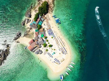 Phang Nga Tayland 'daki Koh Khai Adası' ndaki güzel tropikal kumlu plaj manzarası inanılmaz küçük adanın insansız hava görüntüsü.