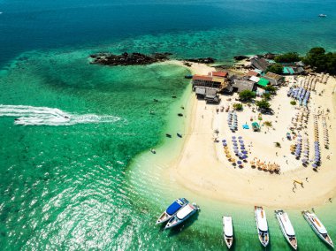 Phang Nga Tayland 'daki Koh Khai Adası' ndaki güzel tropikal kumlu plaj manzarası inanılmaz küçük adanın insansız hava görüntüsü.