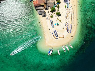 Phang Nga Tayland 'daki Koh Khai Adası' ndaki güzel tropikal kumlu plaj manzarası inanılmaz küçük adanın insansız hava görüntüsü.
