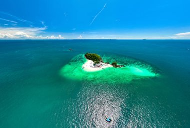 Phang Nga Tayland 'daki Koh Khai Adası' ndaki güzel tropikal kumlu plaj manzarası inanılmaz küçük adanın insansız hava görüntüsü.
