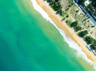 Mavi deniz yüzeyinin arka planının havadan görünüşü, suya yansıyan güneş ışığı, uçan dron görüntüsü Phuket Adası Tayland 'daki güneşli tropikal okyanusta su yüzeyi dokusu dalgaları.