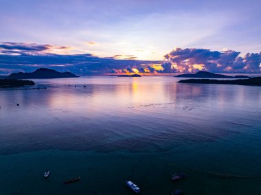 Güzel günbatımı veya gün doğumu bulutları gökyüzü, doğa deniz üzerinde gün batımı, rengarenk gökyüzü inanılmaz kara bulutlar ve günbatımı gökyüzü bulutları