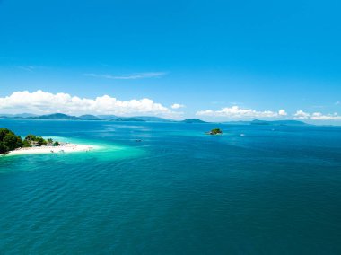 Mavi deniz yüzeyinin arka planının havadan görünüşü, suya yansıyan güneş ışığı, uçan dron görüntüsü Phuket Adası Tayland 'daki güneşli tropikal okyanusta su yüzeyi dokusu dalgaları.