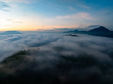 Manzara dağlarının hava görüntüsü günbatımında ya da gün doğumunda, yüksek açılı görüntüsü Kuzey Vietnam 'da kırsal alanda.