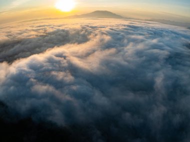 Güneşin doğuşundaki dağların üstündeki manzara sisi, Kuzey Vietnam 'daki kırsal bölge manzarası, geniş açı manzarası.