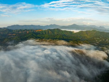 Güneşin doğuşundaki dağların üstündeki manzara sisi, Kuzey Vietnam 'daki kırsal bölge manzarası, geniş açı manzarası.