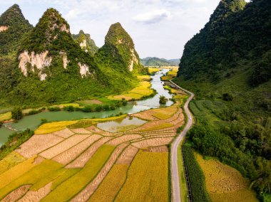 Manzara dağlarının hava görüntüsü günbatımında ya da gün doğumunda, yüksek açılı görüntüsü Kuzey Vietnam 'da kırsal alanda.