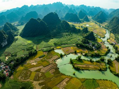 Manzara dağlarının hava görüntüsü günbatımında ya da gün doğumunda, yüksek açılı görüntüsü Kuzey Vietnam 'da kırsal alanda.