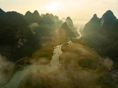 Manzara dağlarının hava görüntüsü günbatımında ya da gün doğumunda, yüksek açılı görüntüsü Kuzey Vietnam 'da kırsal alanda.