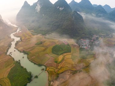 Manzara dağlarının hava görüntüsü günbatımında ya da gün doğumunda, yüksek açılı görüntüsü Kuzey Vietnam 'da kırsal alanda.