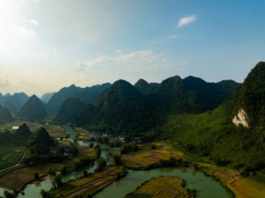 Manzara dağlarının hava görüntüsü günbatımında ya da gün doğumunda, yüksek açılı görüntüsü Kuzey Vietnam 'da kırsal alanda.