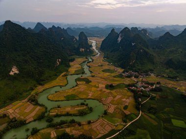 Manzara dağlarının hava görüntüsü günbatımında ya da gün doğumunda, yüksek açılı görüntüsü Kuzey Vietnam 'da kırsal alanda.
