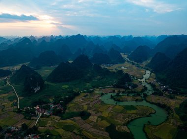 Manzara dağlarının hava görüntüsü günbatımında ya da gün doğumunda, yüksek açılı görüntüsü Kuzey Vietnam 'da kırsal alanda.
