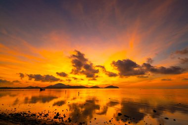 Gün batımında renkli bulutların manzarası ya da deniz üzerinde gün doğumu gökyüzü tropikal denizde yansıması, güzel deniz manzarası, doğanın inanılmaz ışığı doğa arka planı.