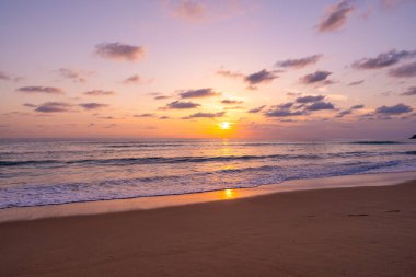 Phuket Tayland 'da gün batımı ya da gün doğumu gökyüzü bulutları deniz ışığı üzerinde inanılmaz deniz manzarası