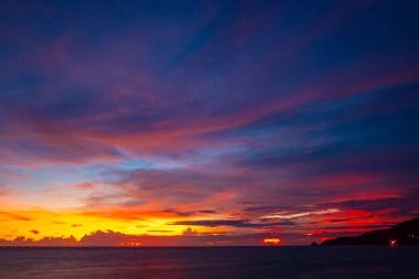 Gün batımında renkli bulutların manzarası ya da deniz üzerinde gün doğumu gökyüzü tropikal denizde yansıması, güzel deniz manzarası, doğanın inanılmaz ışığı doğa arka planı.