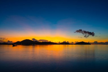 Gün batımında renkli bulutların manzarası ya da deniz üzerinde gün doğumu gökyüzü tropikal denizde yansıması, güzel deniz manzarası, doğanın inanılmaz ışığı doğa arka planı.