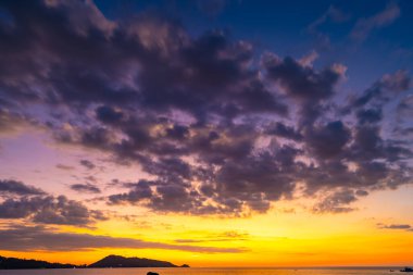 Gün batımında renkli bulutların manzarası ya da deniz üzerinde gün doğumu gökyüzü tropikal denizde yansıması, güzel deniz manzarası, doğanın inanılmaz ışığı doğa arka planı.