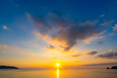 Gün batımında renkli bulutların manzarası ya da deniz üzerinde gün doğumu gökyüzü tropikal denizde yansıması, güzel deniz manzarası, doğanın inanılmaz ışığı doğa arka planı.