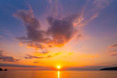 Gün batımında renkli bulutların manzarası ya da deniz üzerinde gün doğumu gökyüzü tropikal denizde yansıması, güzel deniz manzarası, doğanın inanılmaz ışığı doğa arka planı.