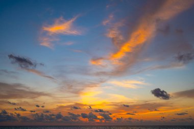 Gün batımında renkli bulutların manzarası ya da deniz üzerinde gün doğumu gökyüzü tropikal denizde yansıması, güzel deniz manzarası, doğanın inanılmaz ışığı doğa arka planı.