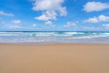 Boş tropikal plaj ve deniz manzarası güneşli bir günde güzel kumlu sahil ve deniz, güzel bir günde mavi gökyüzü, deniz manzarası doğa arka planı.