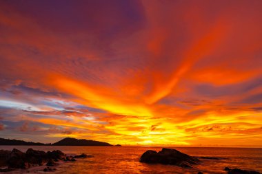 Gün batımında renkli bulutların manzarası ya da deniz üzerinde gün doğumu gökyüzü tropikal denizde yansıması, güzel deniz manzarası, doğanın inanılmaz ışığı doğa arka planı.