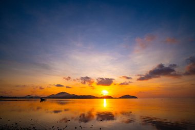 Gün batımında renkli bulutların manzarası ya da deniz üzerinde gün doğumu gökyüzü tropikal denizde yansıması, güzel deniz manzarası, doğanın inanılmaz ışığı doğa arka planı.