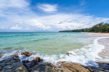 Boş tropikal plaj ve deniz manzarası güneşli bir günde güzel kumlu sahil ve deniz, güzel bir günde mavi gökyüzü, deniz manzarası doğa arka planı.