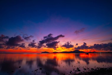 Gün batımında renkli bulutların manzarası ya da deniz üzerinde gün doğumu gökyüzü tropikal denizde yansıması, güzel deniz manzarası, doğanın inanılmaz ışığı doğa arka planı.