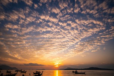Gün batımında inanılmaz renkli bulutlar ya da deniz manzarası üzerinde gün doğumunda gökyüzü.