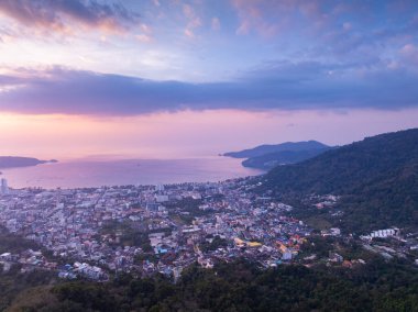 Patong körfezi Phuket şehri Tayland 'da güzel gün batımı manzarası.