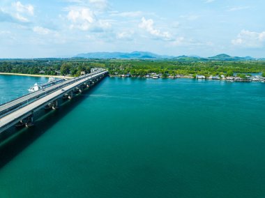 Sarasin Köprüsü karayolu taşımacılığı kavramının hava görüntüsü Phang Nga ve Phuket adası Tayland arasında köprü iş ve ulaşım alanında en önemli olanıdır.