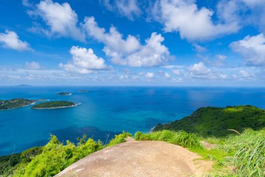 Güzel mavi gökyüzü beyaz bulutlar okyanus arka planında
