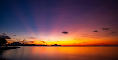 Gün batımında inanılmaz renkli bulutlar ya da deniz manzarası üzerinde gün doğumunda gökyüzü.