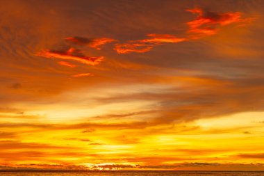 Gün batımında inanılmaz renkli bulutlar ya da deniz manzarası üzerinde gün doğumunda gökyüzü.