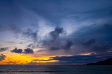 Gün batımında renkli bulutların manzarası ya da deniz üzerinde gün doğumu gökyüzü tropikal denizde yansıması, güzel deniz manzarası, doğanın inanılmaz ışığı doğa arka planı.
