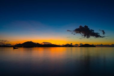 Gün batımında renkli bulutların manzarası ya da deniz üzerinde gün doğumu gökyüzü tropikal denizde yansıması, güzel deniz manzarası, doğanın inanılmaz ışığı doğa arka planı.