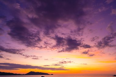 Gün batımında renkli bulutların manzarası ya da deniz üzerinde gün doğumu gökyüzü tropikal denizde yansıması, güzel deniz manzarası, doğanın inanılmaz ışığı doğa arka planı.