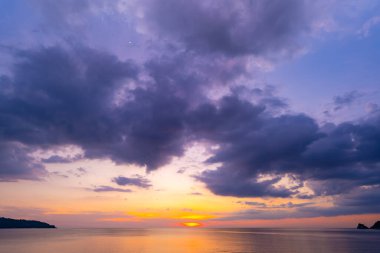 Gün batımında renkli bulutların manzarası ya da deniz üzerinde gün doğumu gökyüzü tropikal denizde yansıması, güzel deniz manzarası, doğanın inanılmaz ışığı doğa arka planı.