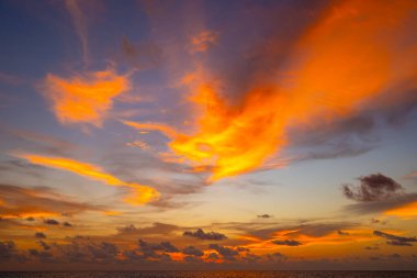 Gün batımında renkli bulutların manzarası ya da deniz üzerinde gün doğumu gökyüzü tropikal denizde yansıması, güzel deniz manzarası, doğanın inanılmaz ışığı doğa arka planı.
