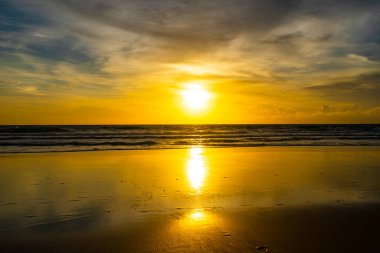 Gün batımında renkli bulutların manzarası ya da deniz üzerinde gün doğumu gökyüzü tropikal denizde yansıması, güzel deniz manzarası, doğanın inanılmaz ışığı doğa arka planı.