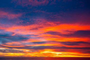 Gün batımında inanılmaz renkli bulutlar ya da deniz manzarası üzerinde gün doğumunda gökyüzü.