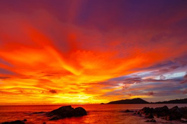 Gün batımında renkli bulutların manzarası ya da deniz üzerinde gün doğumu gökyüzü tropikal denizde yansıması, güzel deniz manzarası, doğanın inanılmaz ışığı doğa arka planı.