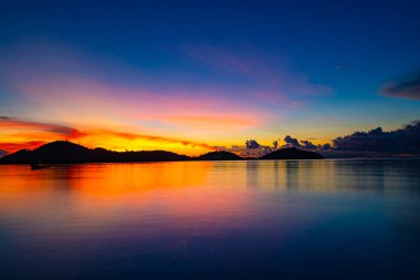 Gün batımında renkli bulutların manzarası ya da deniz üzerinde gün doğumu gökyüzü tropikal denizde yansıması, güzel deniz manzarası, doğanın inanılmaz ışığı doğa arka planı.
