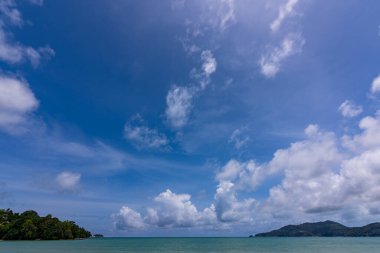 Güzel mavi gökyüzü beyaz bulutlar okyanus arka planında
