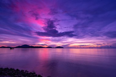 Gün batımında inanılmaz renkli bulutlar ya da deniz manzarası üzerinde gün doğumunda gökyüzü.
