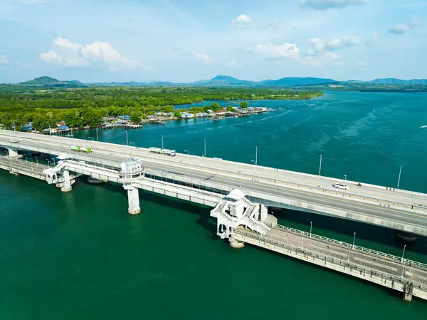 Sarasin Köprüsü karayolu taşımacılığı kavramının hava görüntüsü Phang Nga ve Phuket adası Tayland arasında köprü iş ve ulaşım alanında en önemli olanıdır.