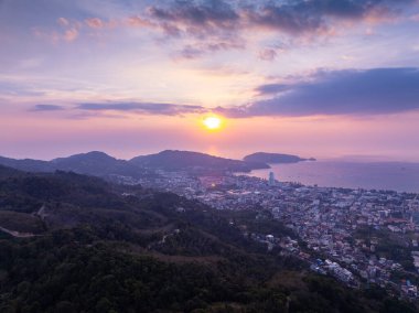 Patong körfezi Phuket şehri Tayland 'da güzel gün batımı manzarası.